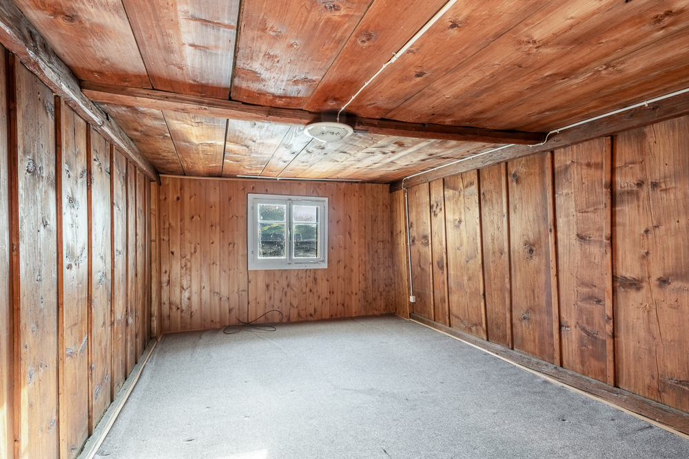 Holzvertäfelter Raum mit Fenster