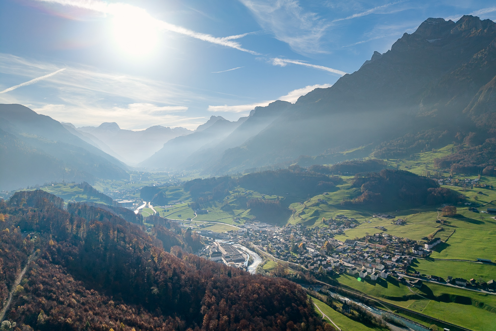 Alpenpanorama mit Tal und Bergkulisse