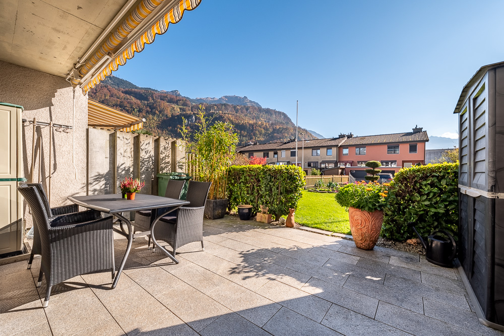Terrasse mit Gartenblick und Bergkulisse