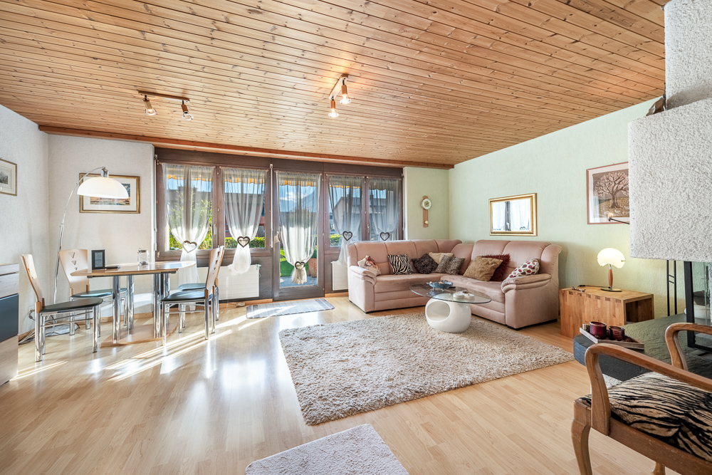 Heller Wohnraum mit Essbereich und Terrasse