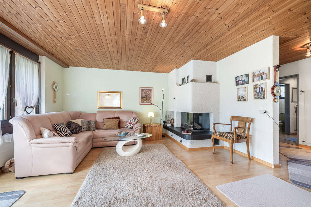 Wohnzimmer mit Kamin und Holzdecke