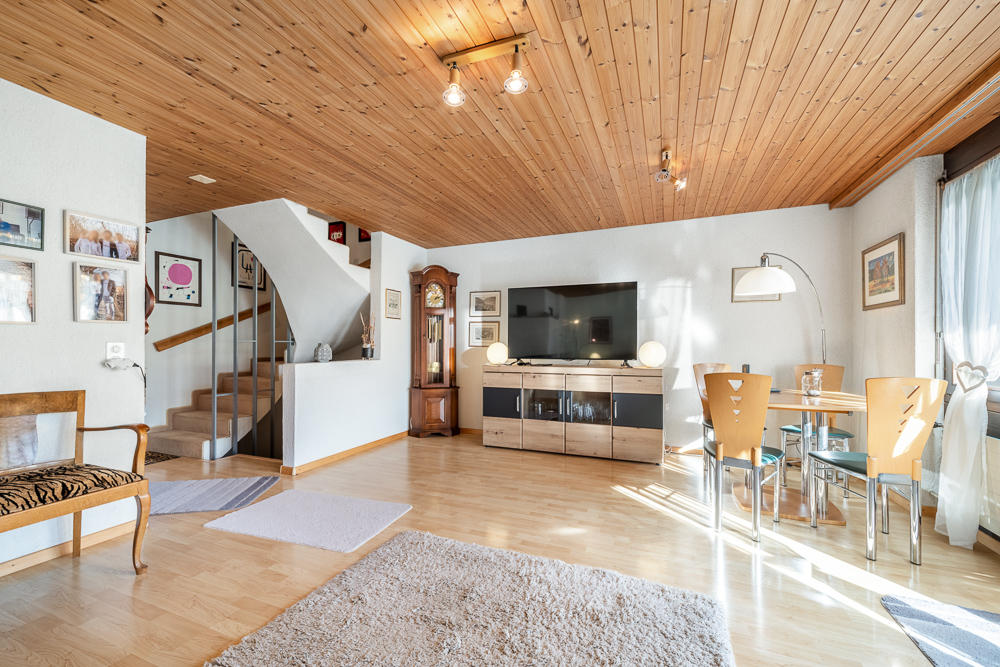 Helles Wohn-Esszimmer mit Holzdecke