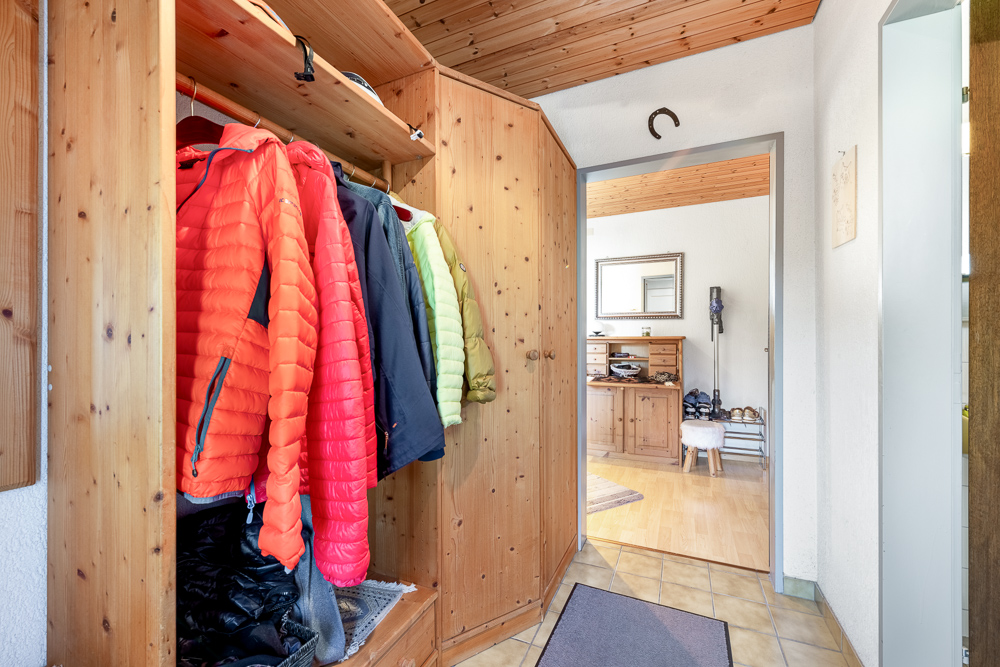 Heller Eingangsbereich mit Holz-Garderobe
