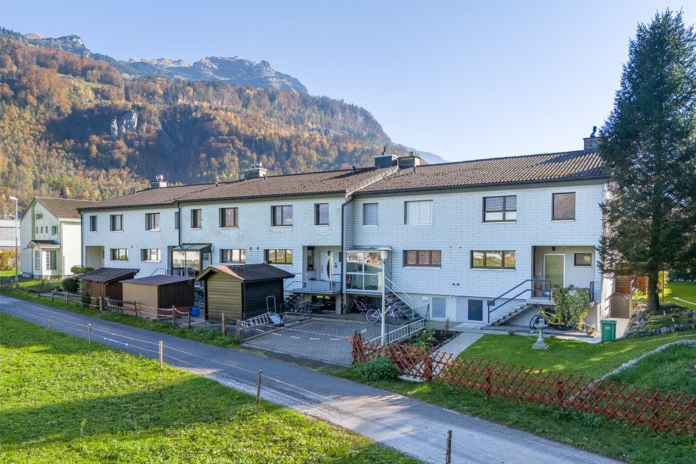 Mehrfamilienhaus in alpiner Landschaft