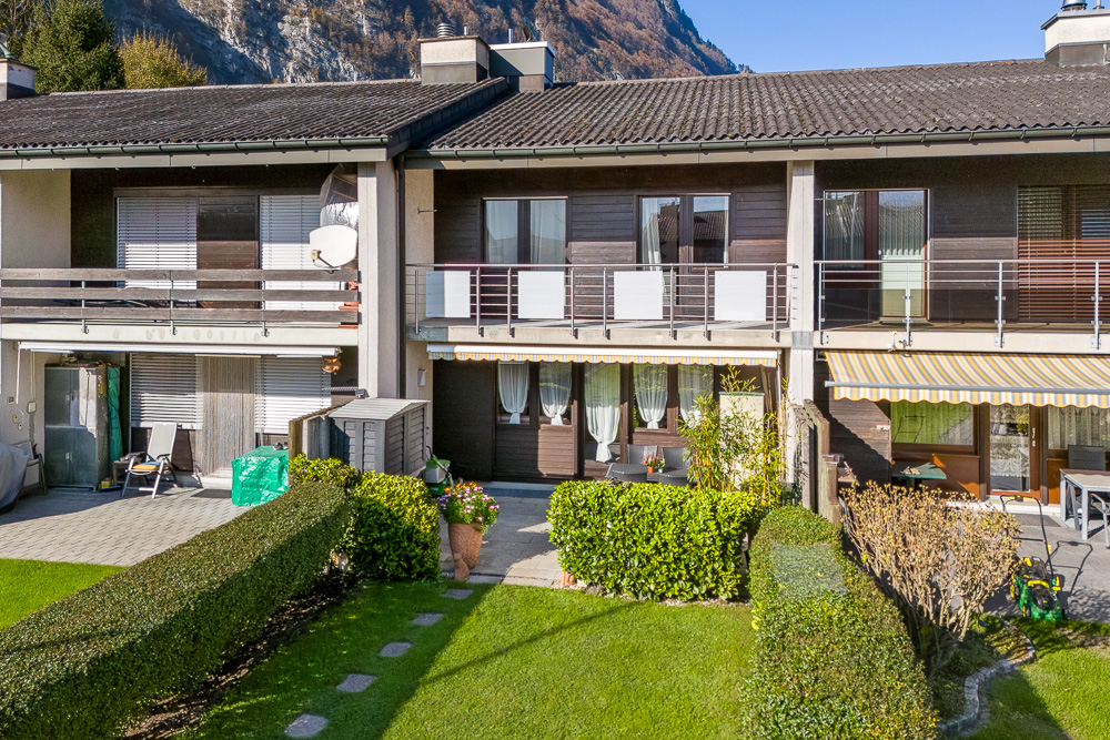 Wohnanlage mit Balkon und Garten
