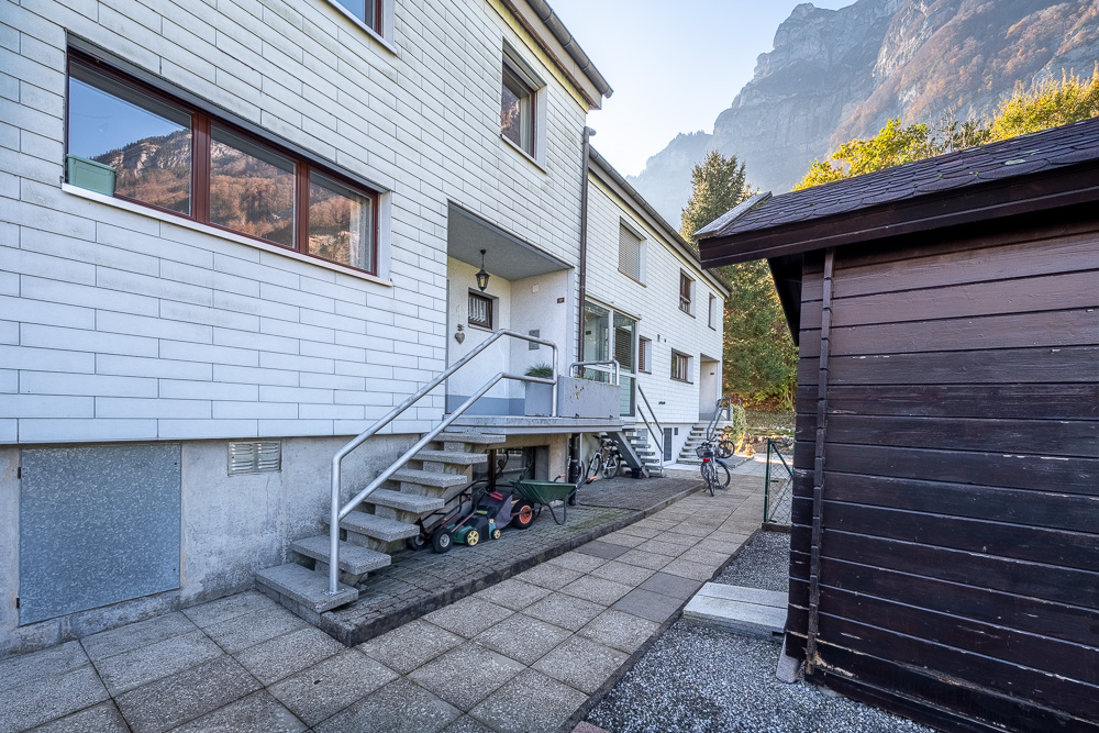 Außenansicht eines Wohngebäudes mit Bergen im Hintergrund