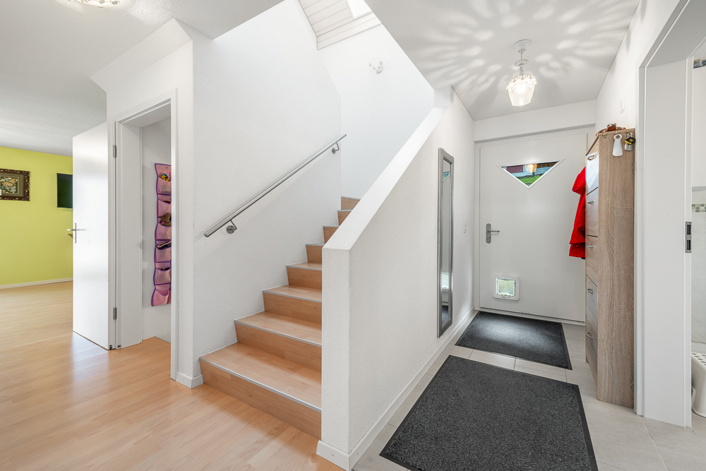 Heller Eingangsbereich mit Treppe