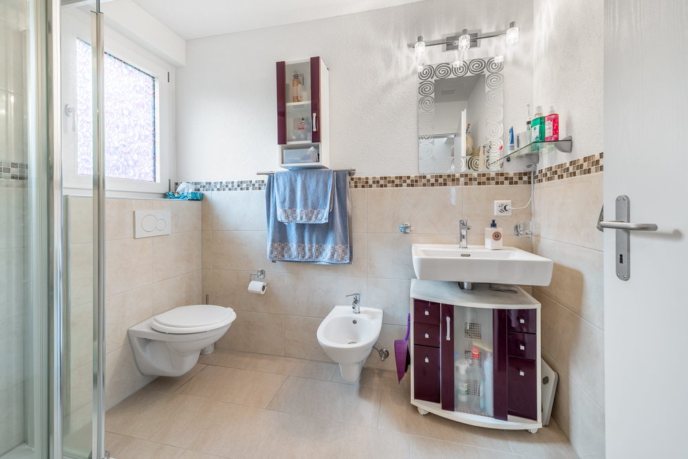 Modernes Gäste-WC mit Dusche