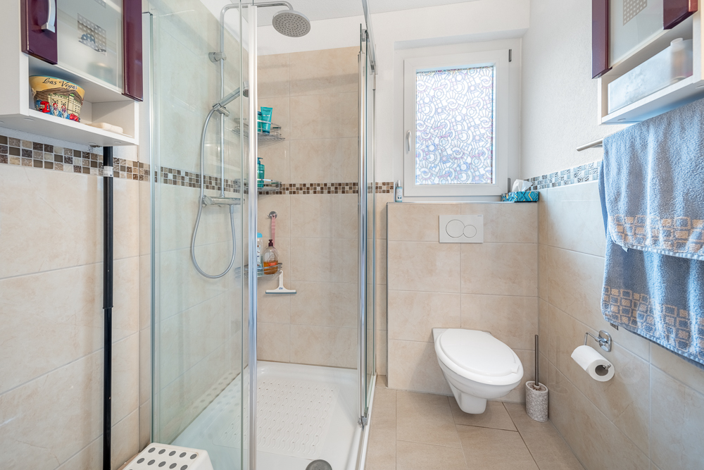 Modernes Duschbad mit WC