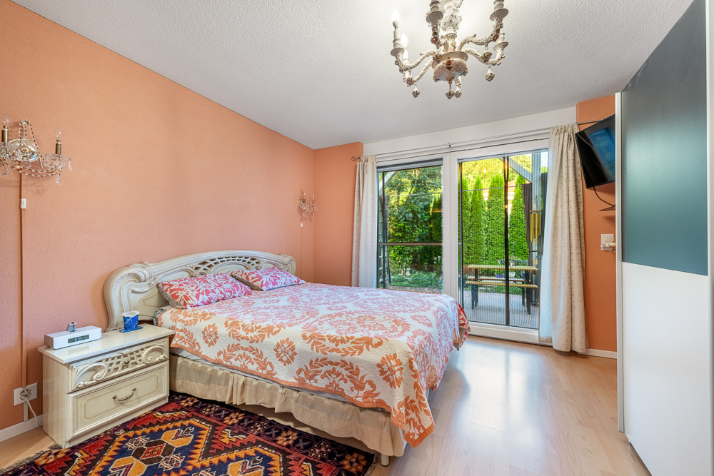 Schlafzimmer mit Balkonzugang