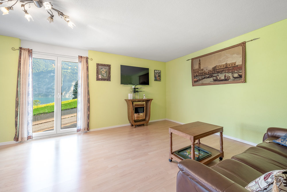 Helles Wohnzimmer mit Seeblick