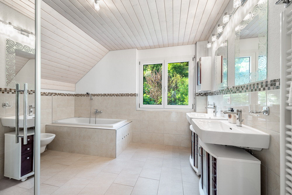 Helles Badezimmer mit Dachschräge