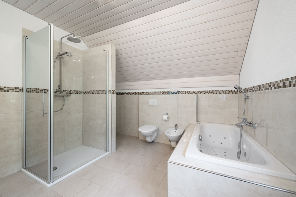Modernes Badezimmer mit Dusche, Badewanne und WC