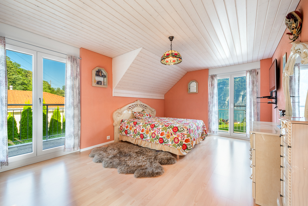 Helles Schlafzimmer mit Balkonblick