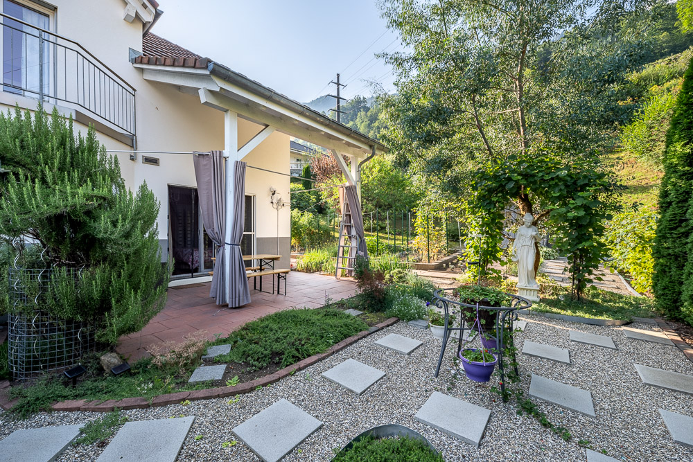 Garten und Terrassenbereich an einem Wohnhaus