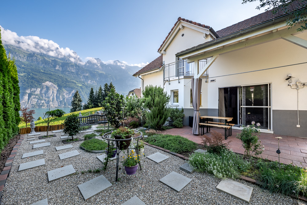 Hausgarten mit Bergblick
