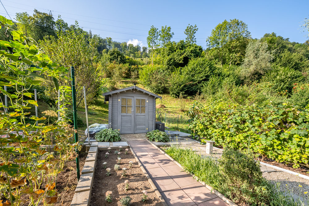 Gartenhaus im grünen Grundstück