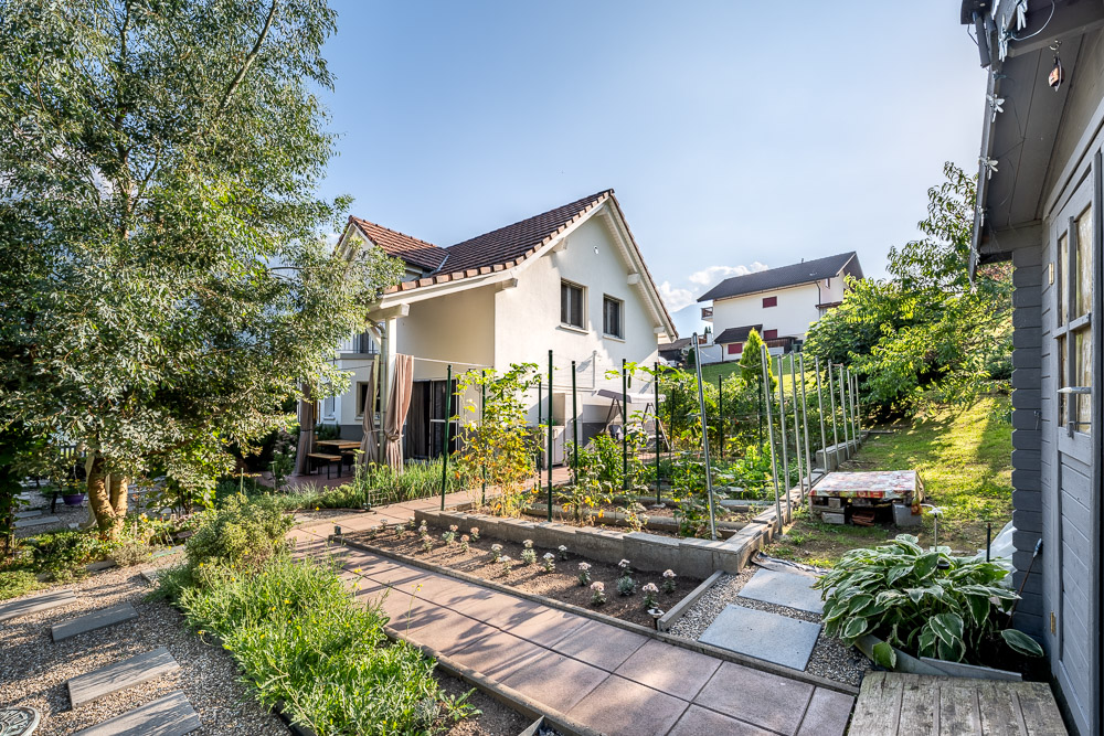 Garten mit Wohnhaus und Gemüsebeeten