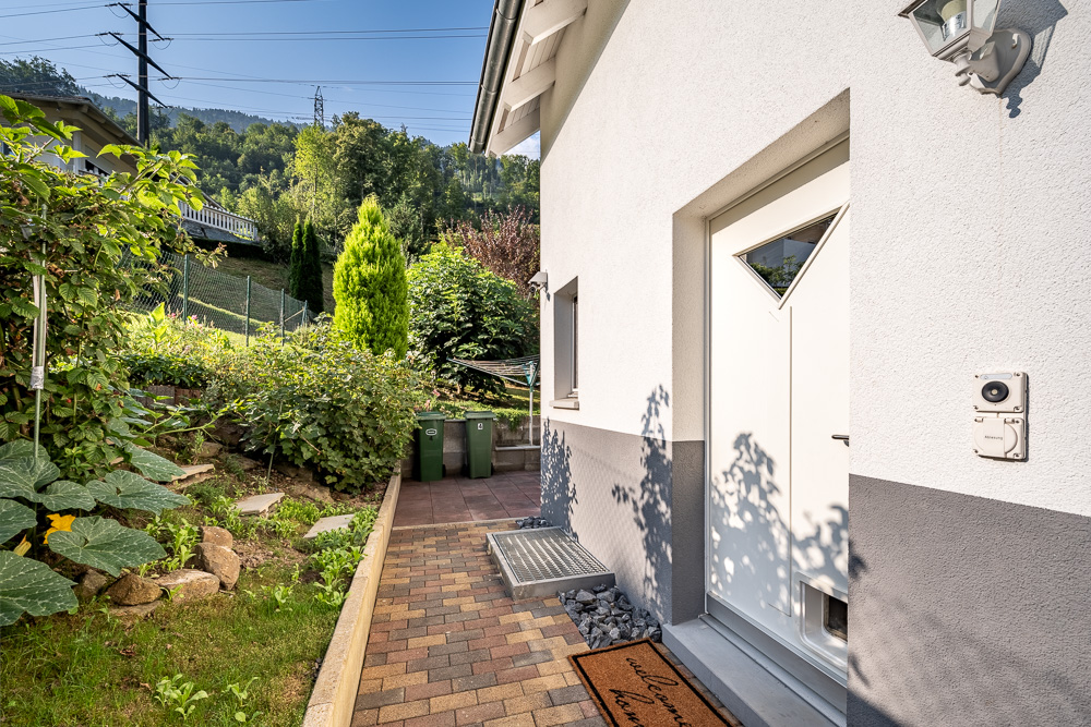 Außenansicht eines Hauseingangs mit Gartenweg