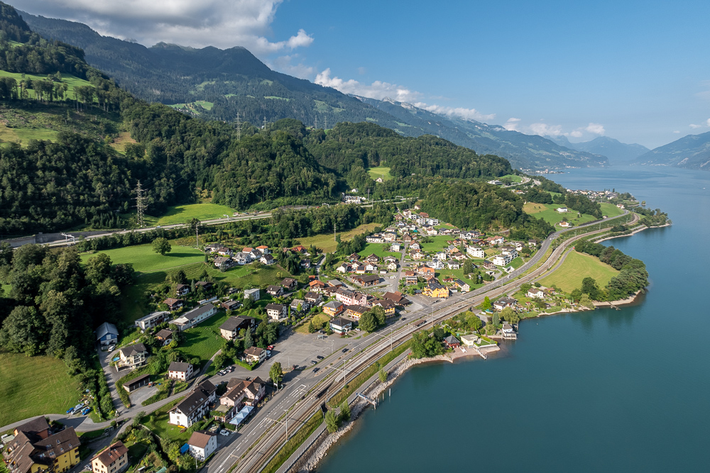 Luftaufnahme einer Ufergemeinde am See