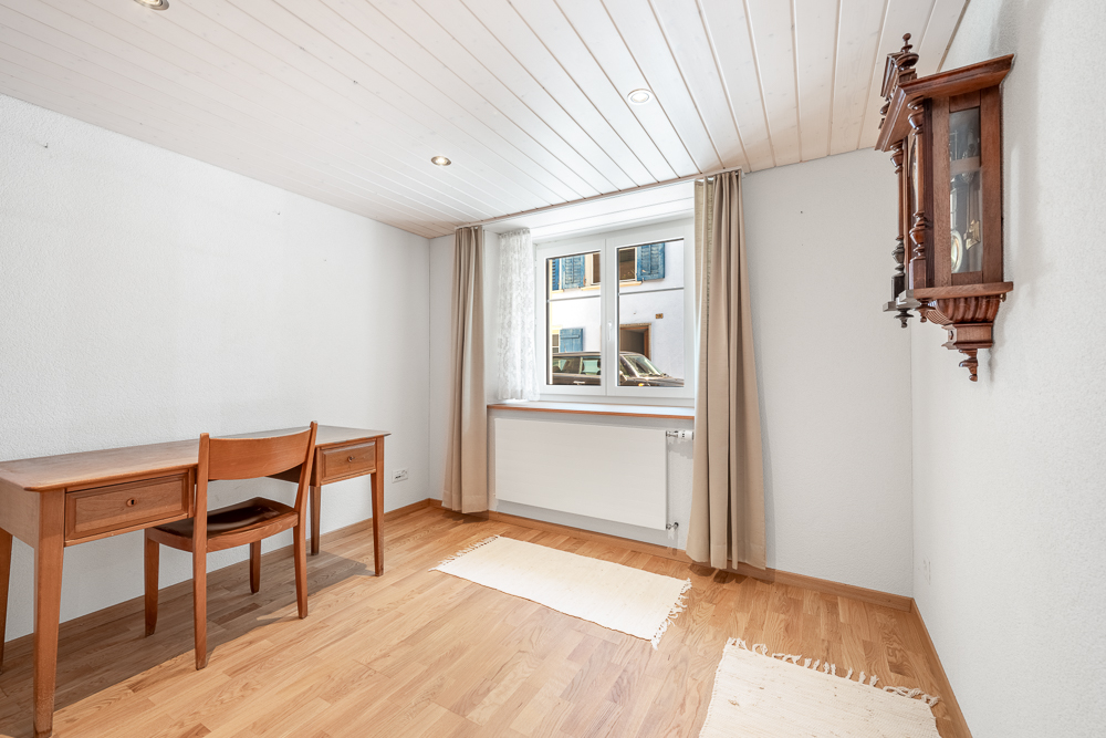 Helles Zimmer mit Schreibtisch und Fenster