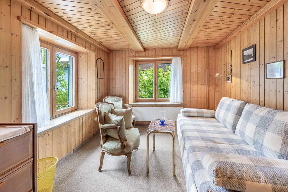 Gemütliche Holzstube mit Sitzbereich