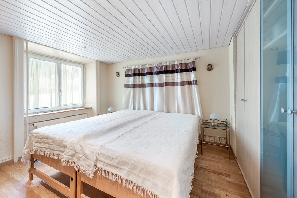 Helles Schlafzimmer mit Doppelbett