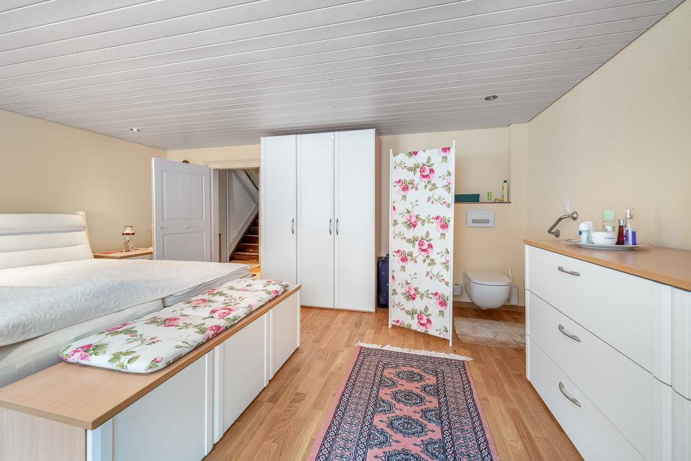 Schlafzimmer mit separatem WC-Bereich