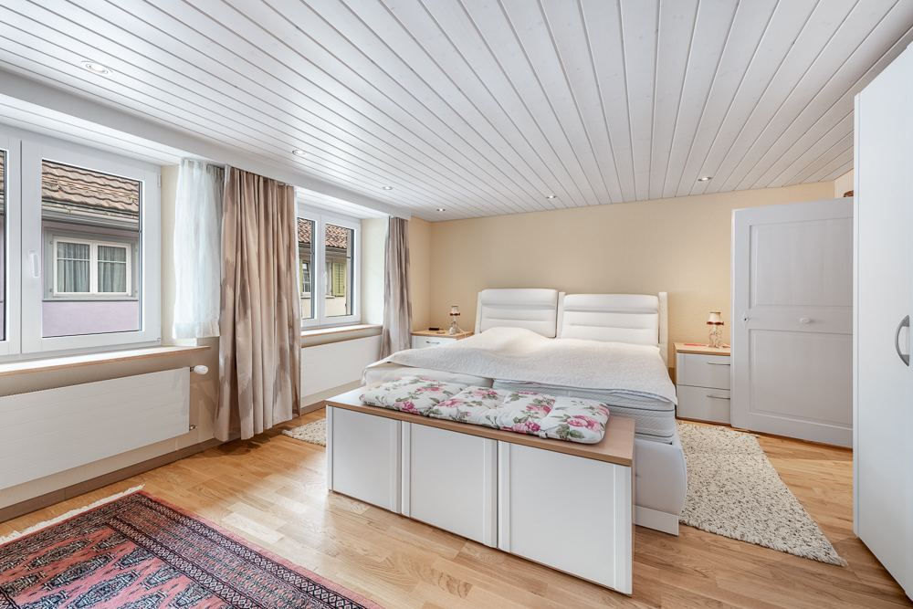 Helles Schlafzimmer mit Doppelbett