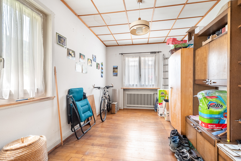Helles Zimmer mit Holzmöbeln und viel Stauraum