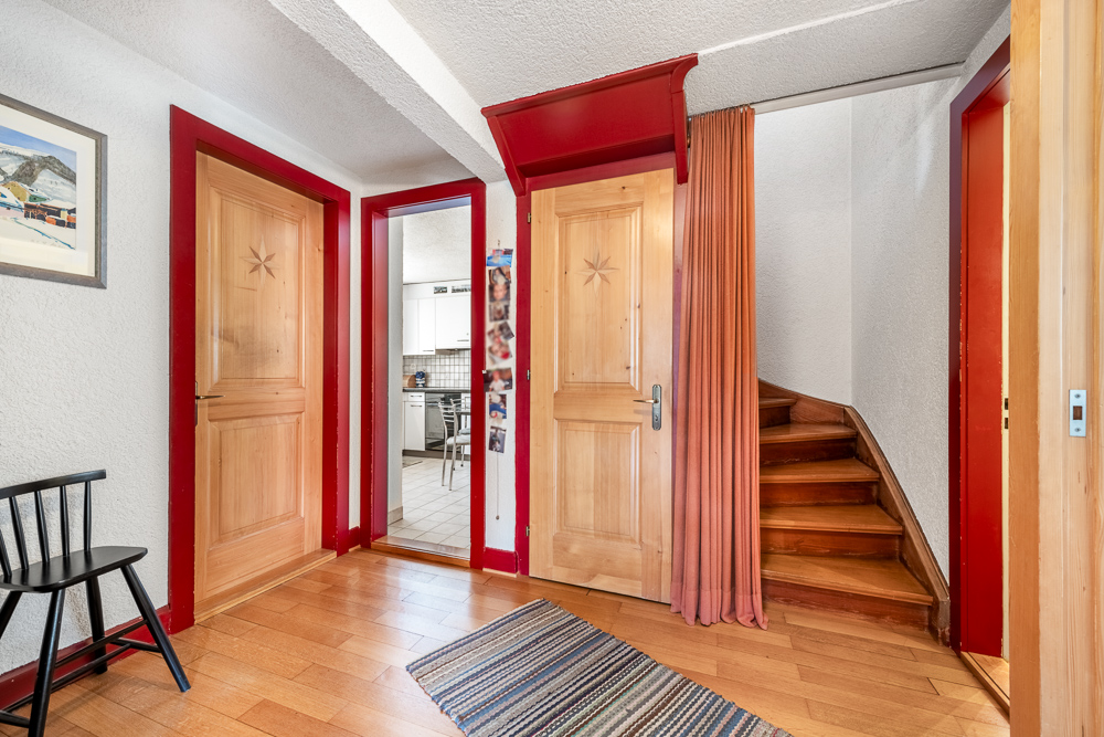 Eingangsbereich mit Treppe und Durchgang zur Küche