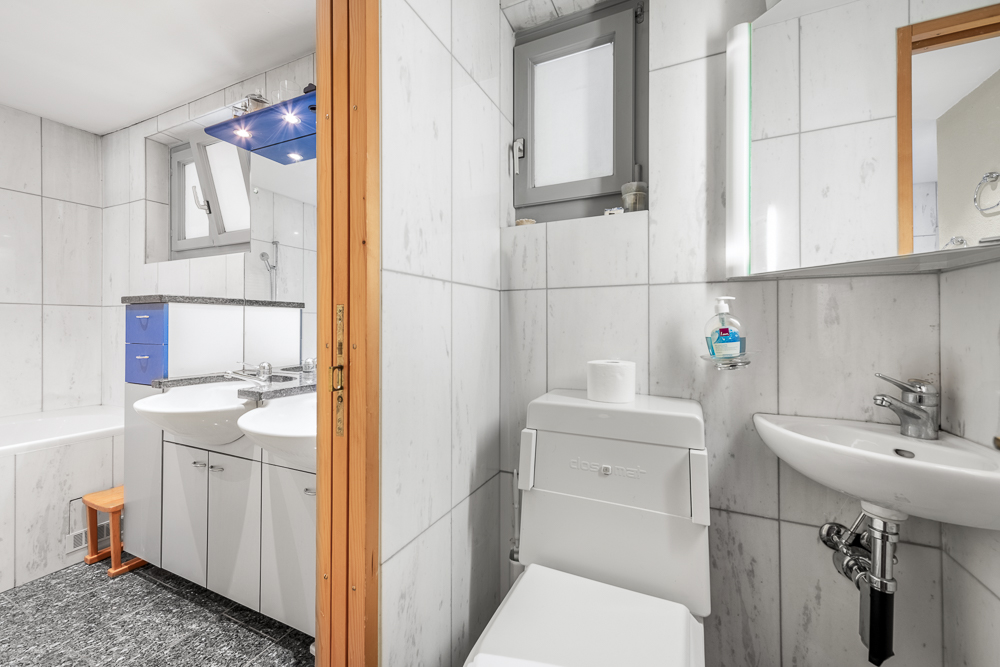 Kleines Bad mit Gäste-WC und Doppelwaschbecken
