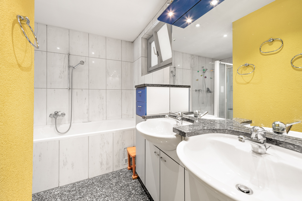 Modernes Badezimmer mit Doppelwaschbecken und Badewanne
