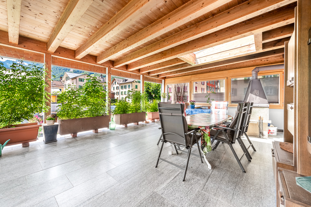 Überdachte Terrasse mit Essbereich