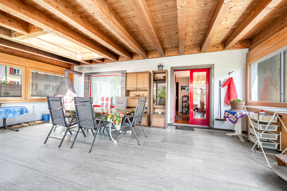 Überdachte Terrasse mit Essbereich