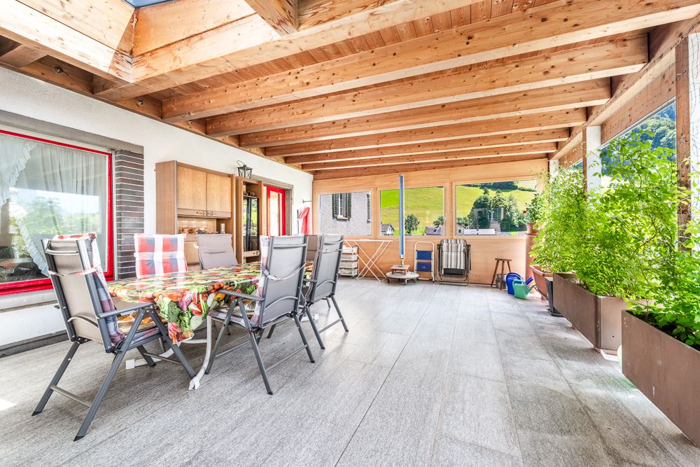 Überdachte Terrasse mit Essbereich