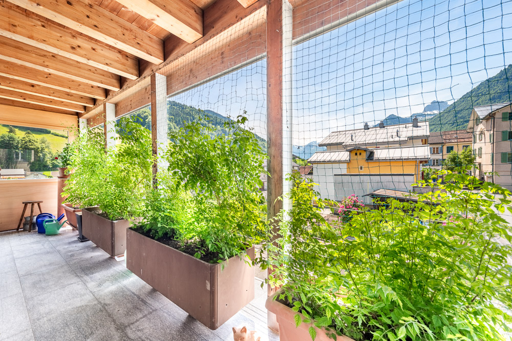 Überdachter Balkon mit Bergblick