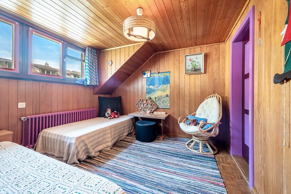 Gemütliches Dachzimmer mit Holzvertäfelung