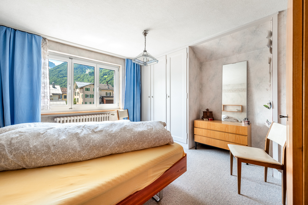Helles Schlafzimmer mit Bergblick