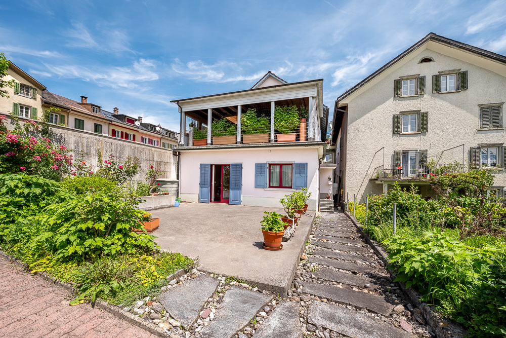 Außenansicht eines Wohnhauses mit Gartenhof