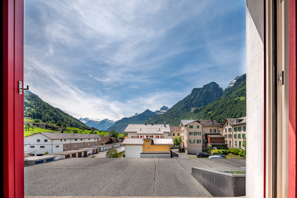 Bergblick aus einem Fenster