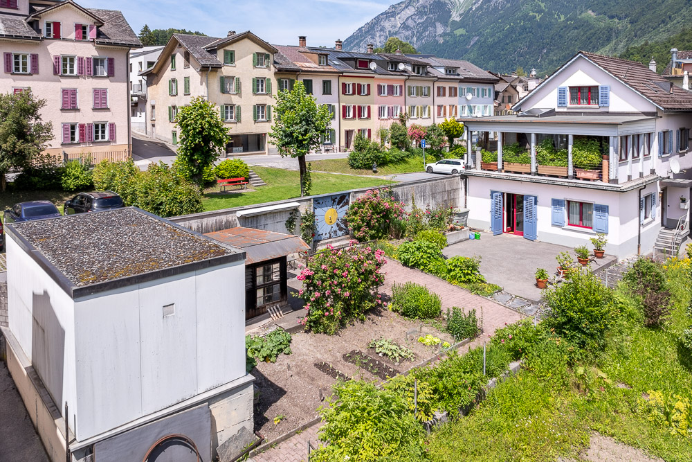 Wohnhaus mit Garten und Bergkulisse