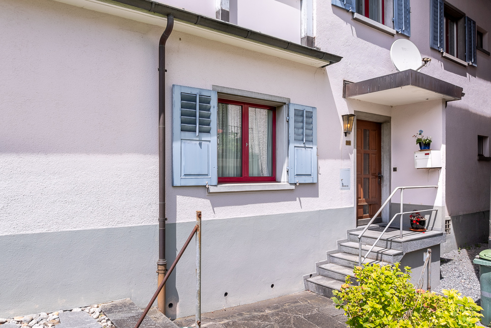 Wohnhauseingang mit kleiner Treppe