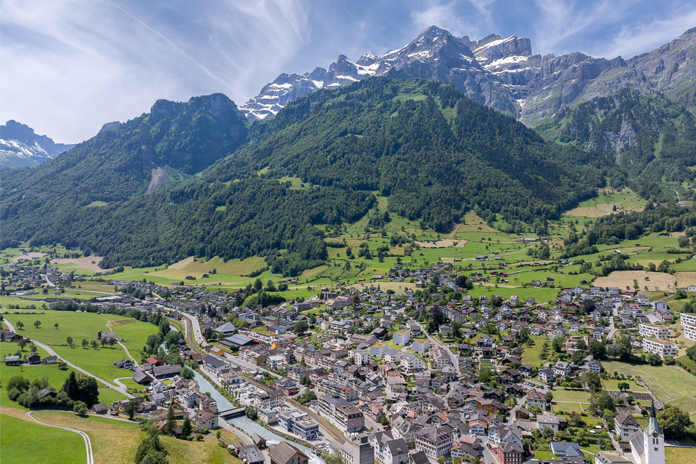 Alpenstadt mit Bergpanorama