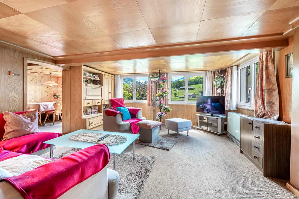 Gemütliches Wohnzimmer mit Panoramafenstern