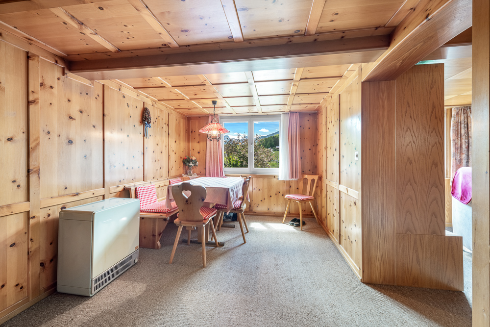 Holzvertäfelter Ess- oder Wohnraum mit Ausblick