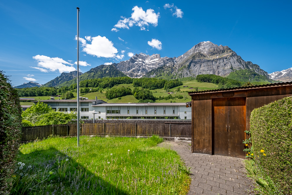 Garten mit Bergpanorama
