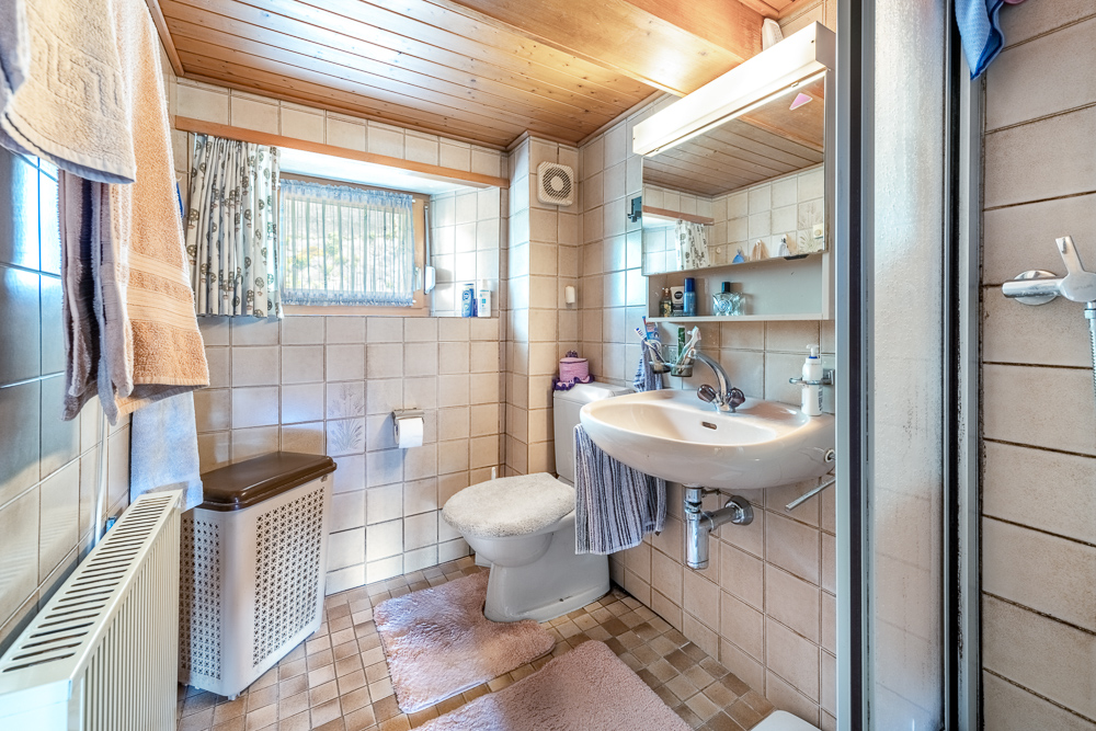 Kleines Bad mit Holzdecke