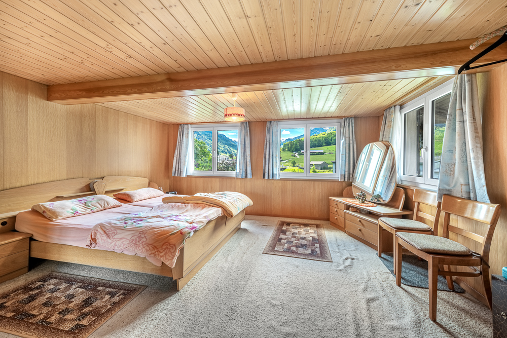 Helles Schlafzimmer mit Bergblick