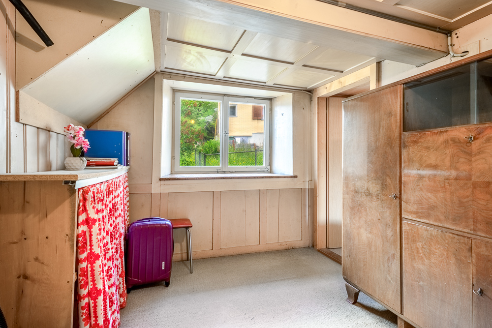 Unbekannter kleiner Innenraum mit Einbauschrank und Fenster